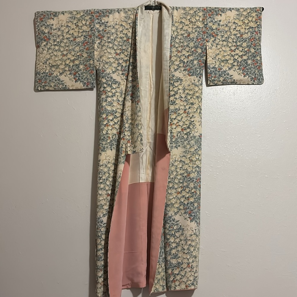 Vintage Japanese Silk Kimono with Floral Pattern